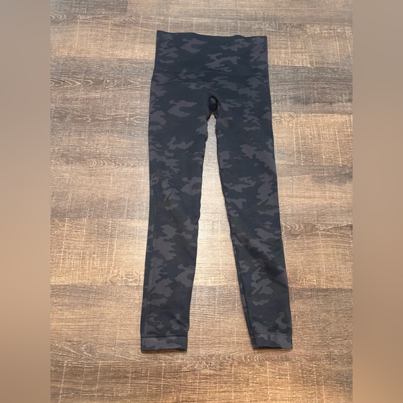 SPANX LOOK AT ME NOW BLACK CAMO LEGGING SIZE Medium - Picture 2 of 4